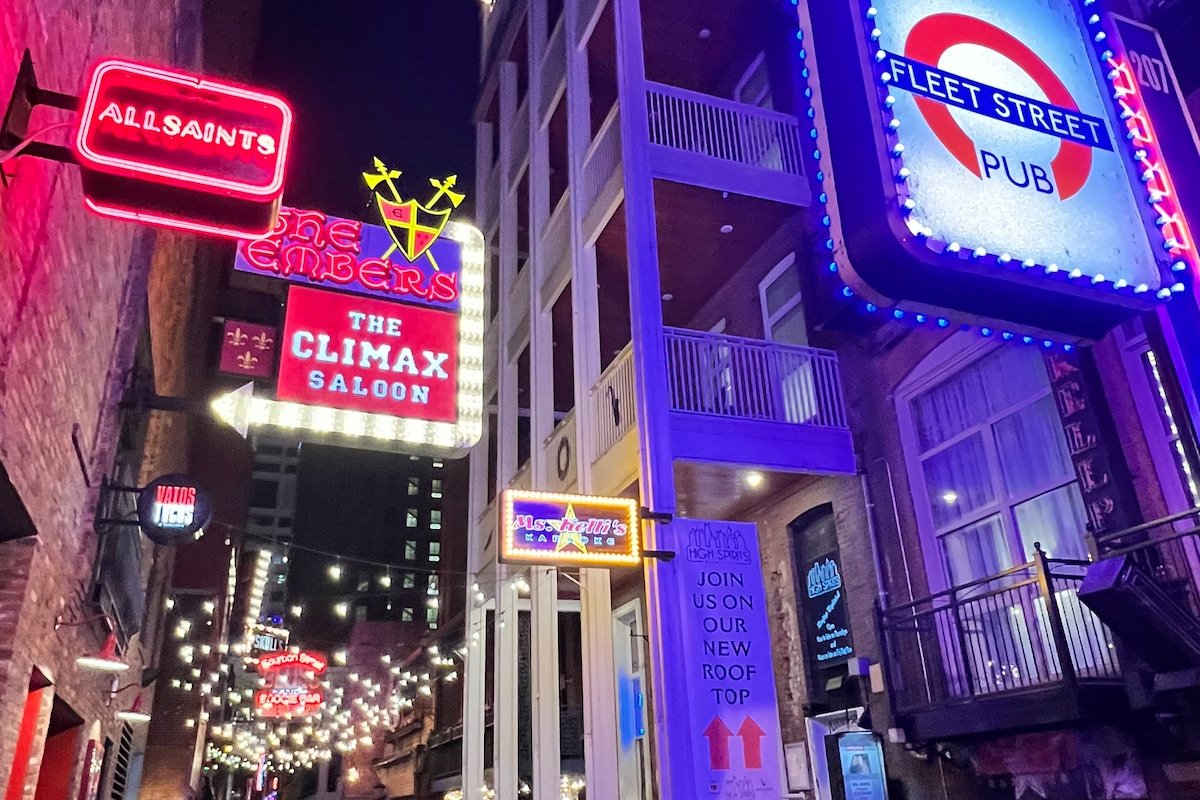 Downtown Penthouse | Broadway | Printer’s Alley gallery image 3