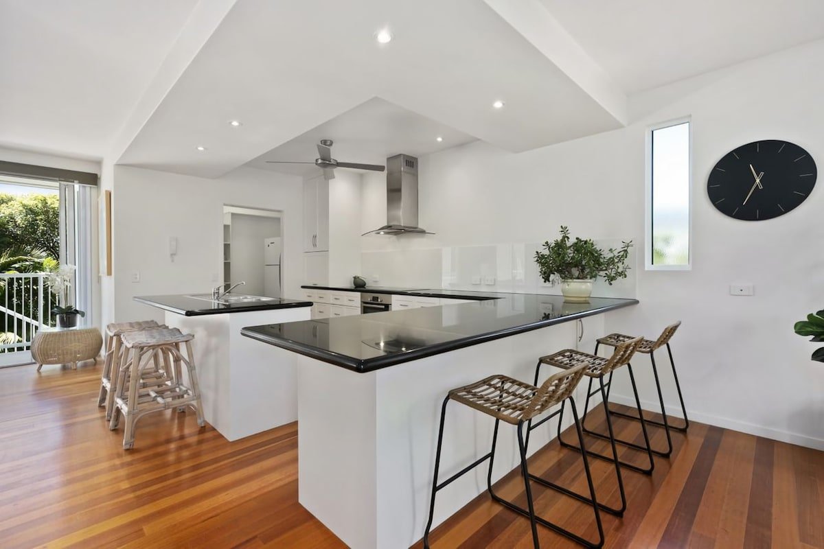 Maher Tce Stately Residence with Beach Side Charm gallery image 4