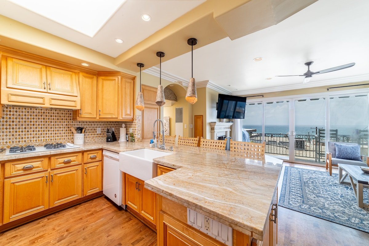 Ocean View Penthouse 2/2 w/Garage 2 Blocks 2 Sand! gallery image 2