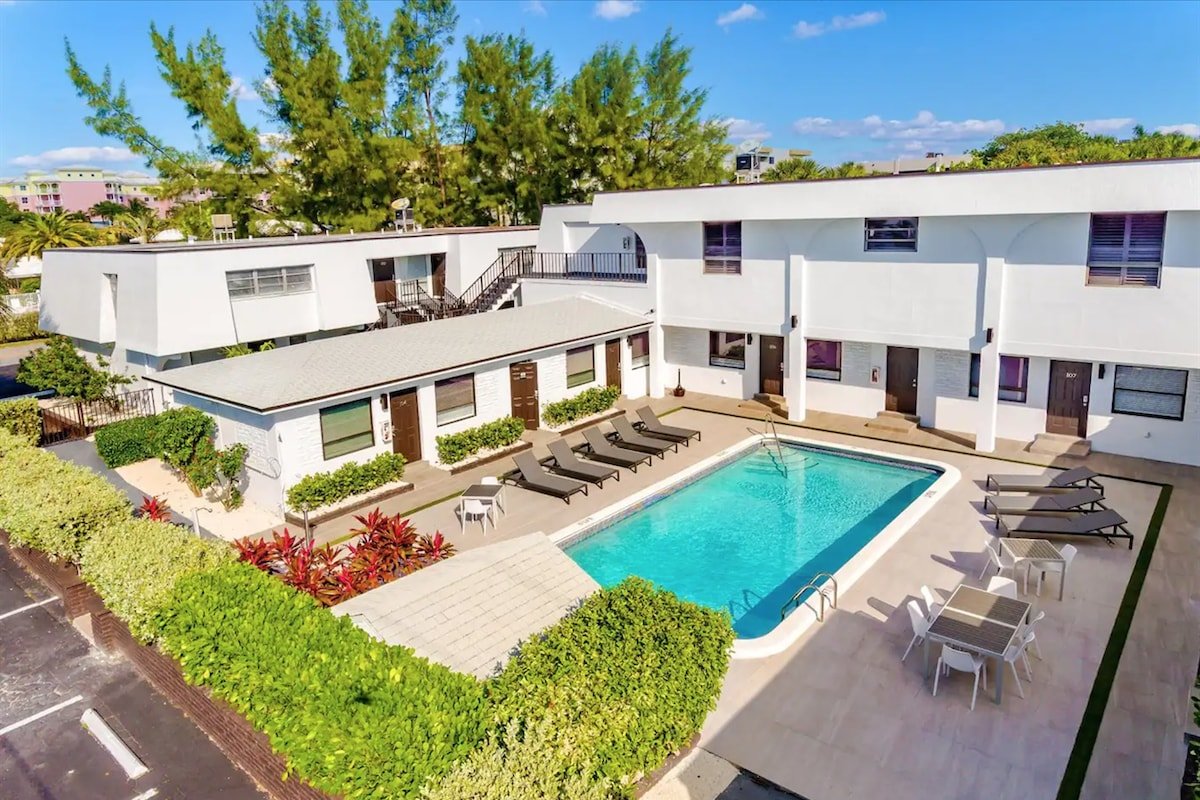 4 Apt Block for Large Groups | Sleeps 10 to 16! gallery image 3