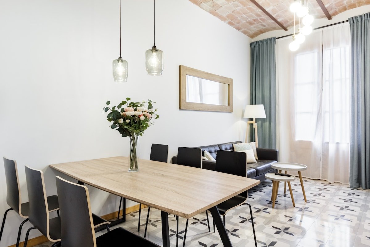 Laze in a Chic Apartment in Vila de Gracia gallery image 3