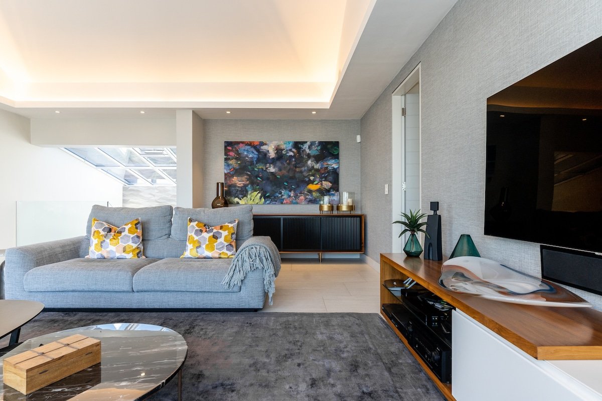 Luxury Camps Bay Home with Stunning Ocean Views gallery image 5