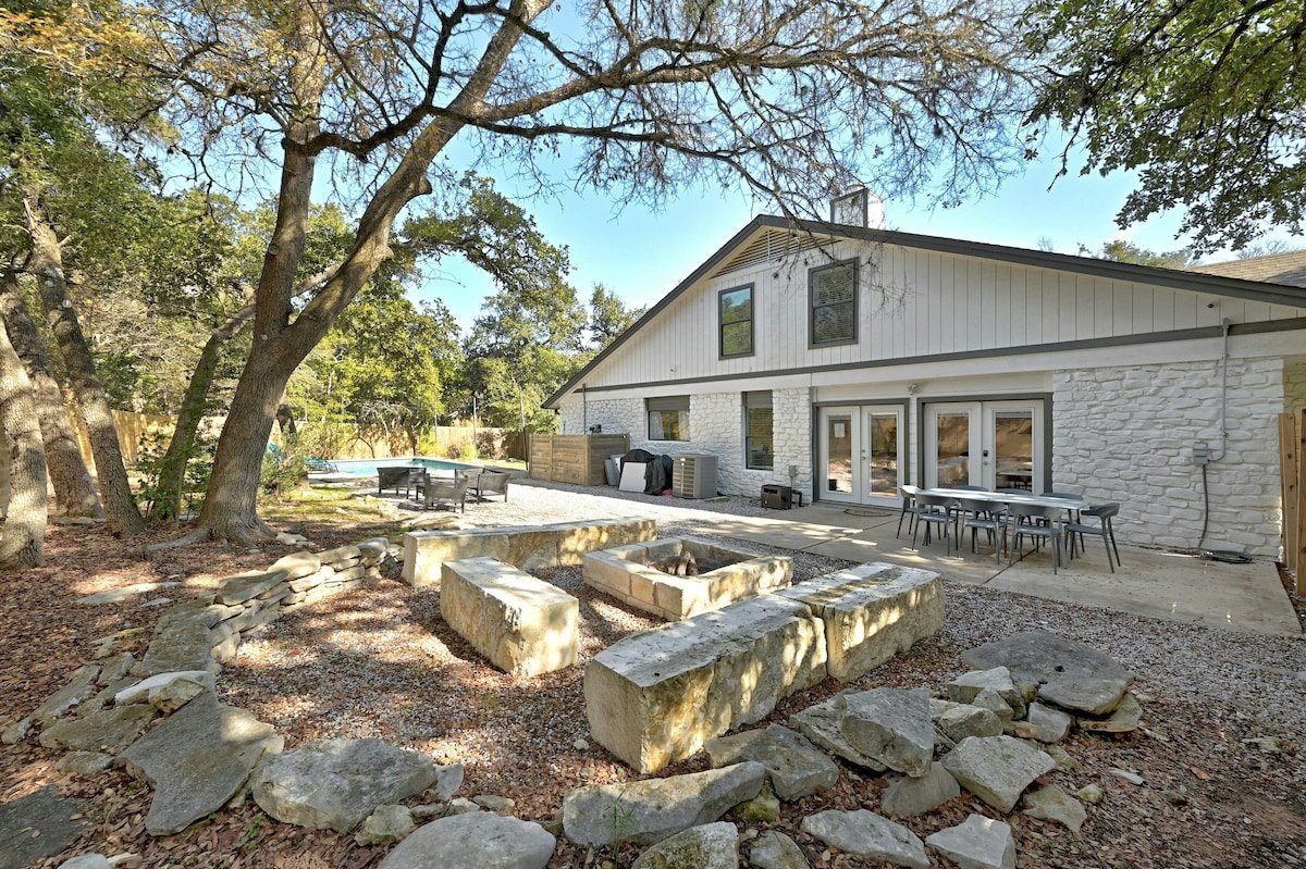 Austin Escape with a large heated Pool & Fire pit gallery image 3