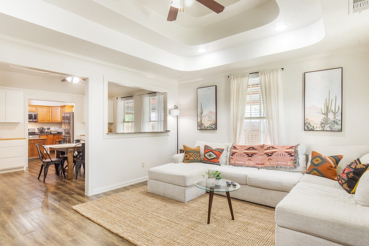 XL Home Sleeps 14,Dog Park,Pool Table,Fire Pit,FUN gallery image 3