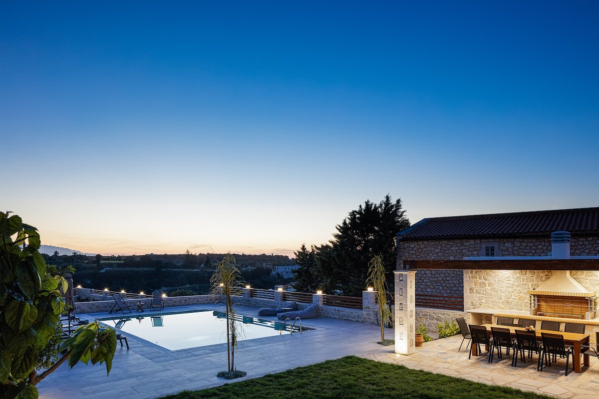 New luxurious villa with stunning pool,views &bbq! gallery image 5