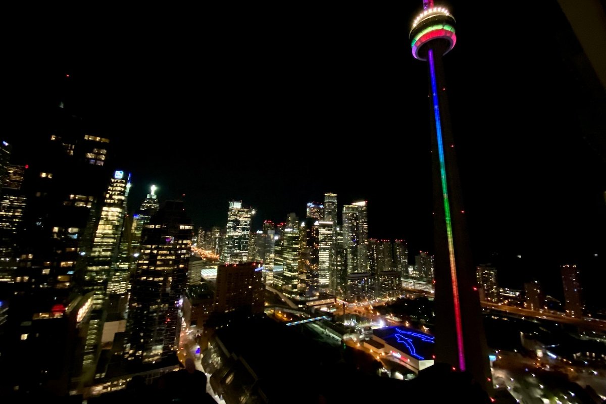 Luxury 1+Den condo steps away from CN Tower & Lake gallery image 5