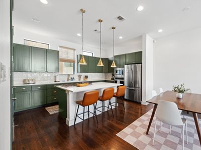 Walk to Magnolia Ave • Luxe Rooftop Patio