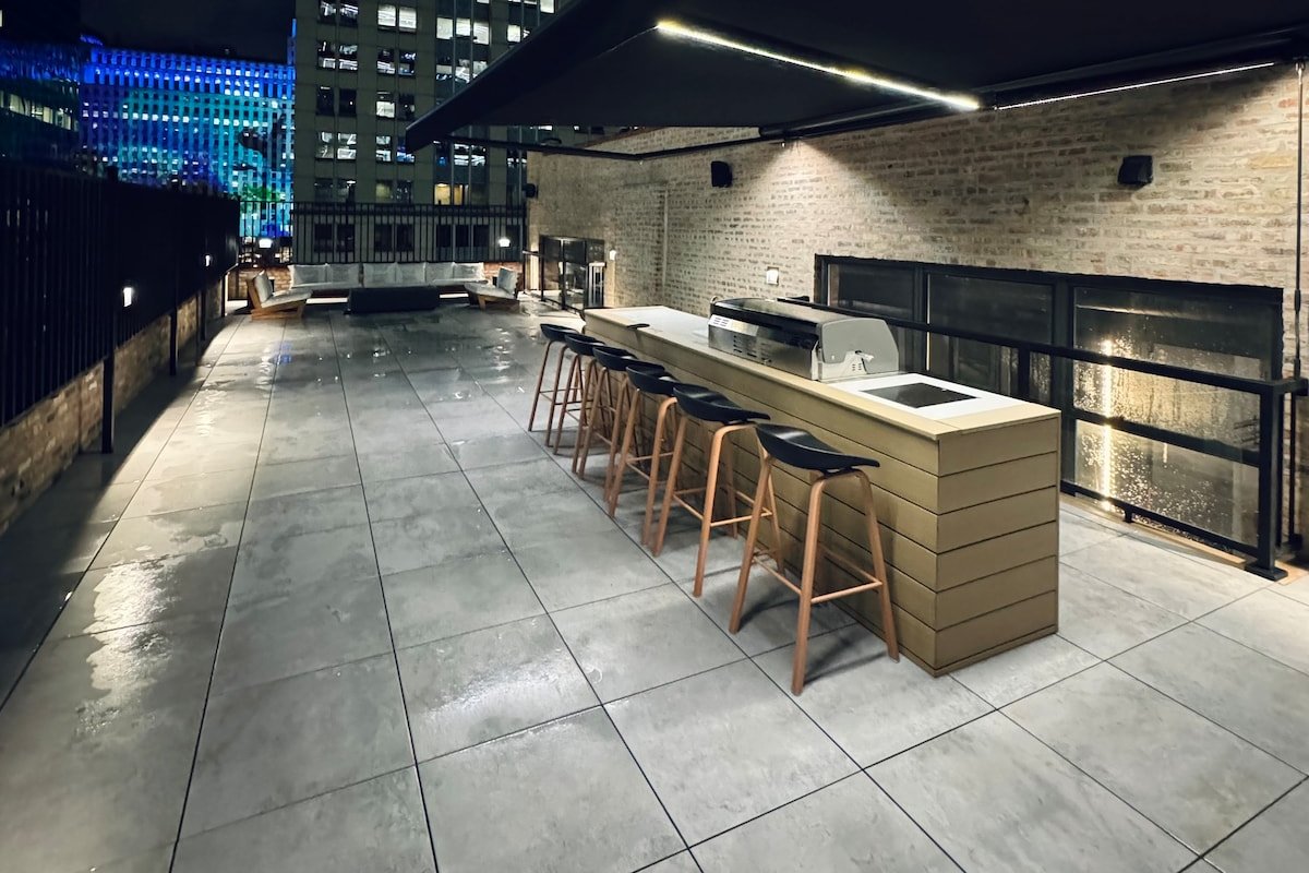 Downtown Penthouse Huge Patio with Great View gallery image 5