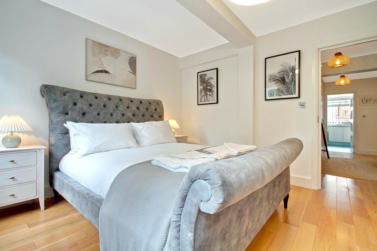 Prime Central Chelsea 2 Bed / 2 Bathroom w/balcony gallery image 3