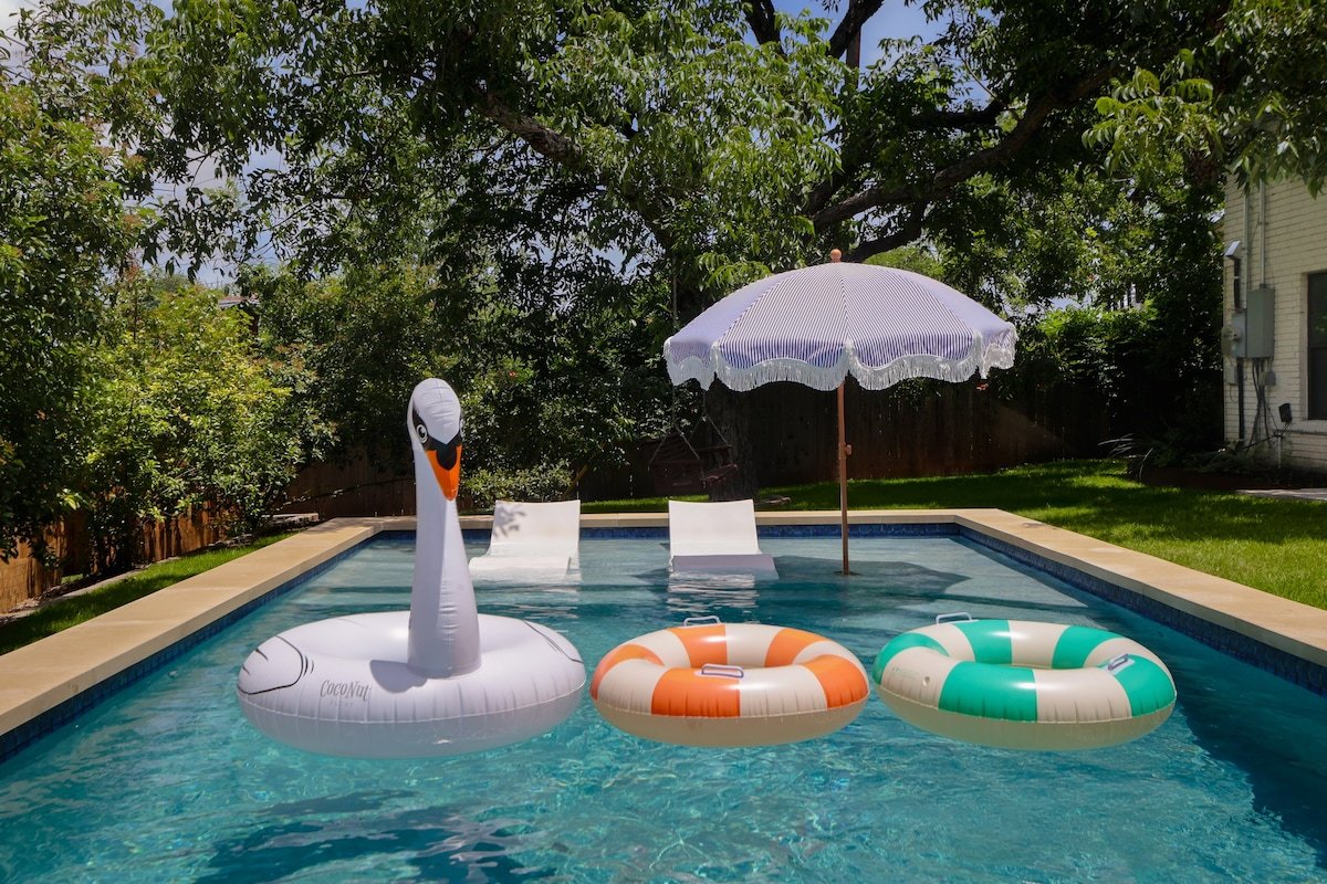 Hip Haven – HUGE POOL 1 Mi from SoCo & Downtown gallery image 2