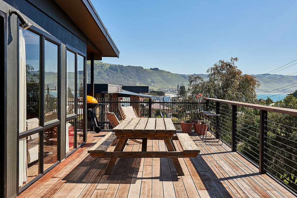 The Lobsterpot Beach House – views + walk to shops