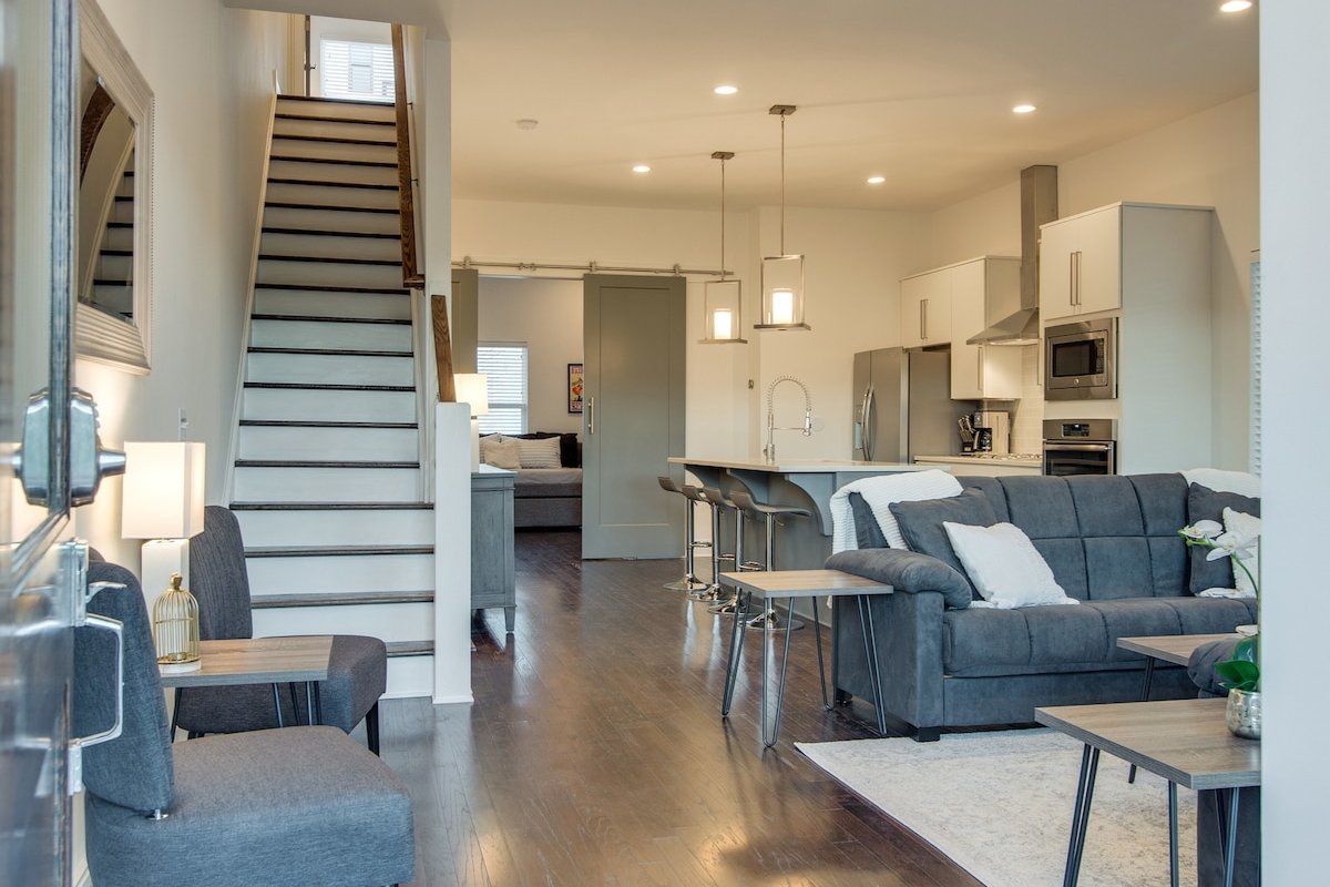 A1/A2) 2 Attached GULCH Homes – 8BR/8BA gallery image 5