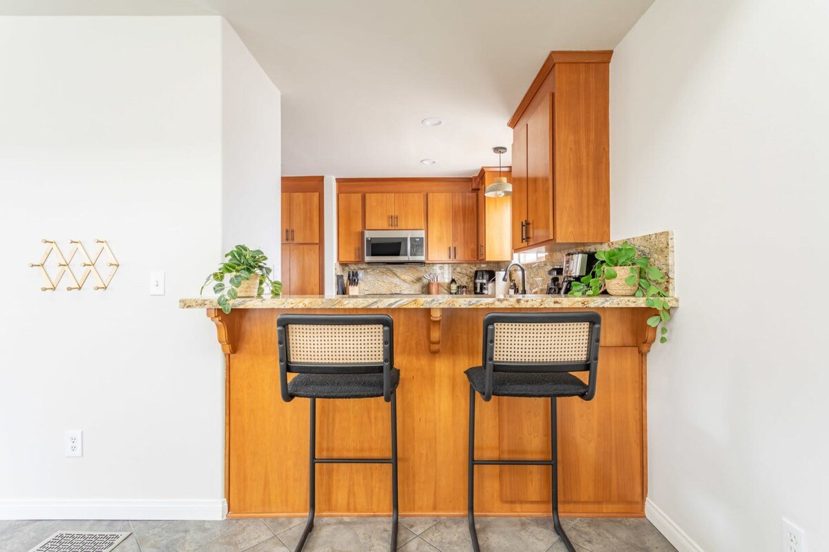 Relax and Unwind Luxe Home Blocks from Beach gallery image 4