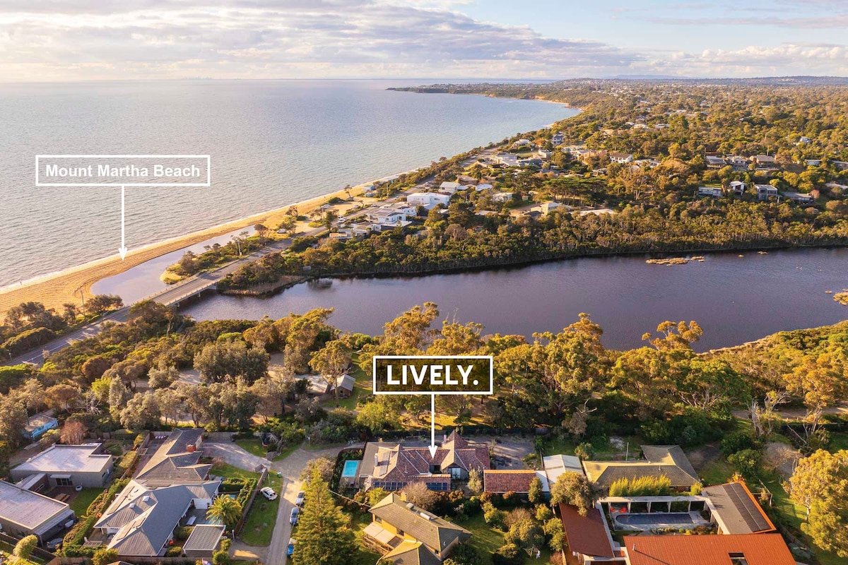 Galene Getaway Walk to Beach, Pool & Fire gallery image 4