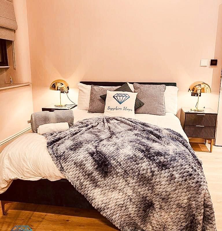 Sapphire Suite 3 bed 3 bath Luxe Apartment gallery image 5