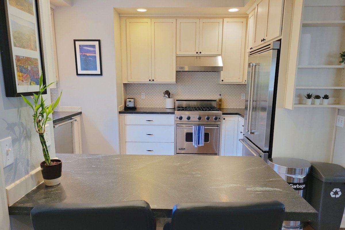 Classic Admiral District Townhome in West Seattle gallery image 5