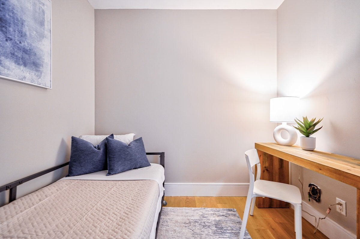 2 BDRM/2BTH with Parking/Union Station/ACC gallery image 3