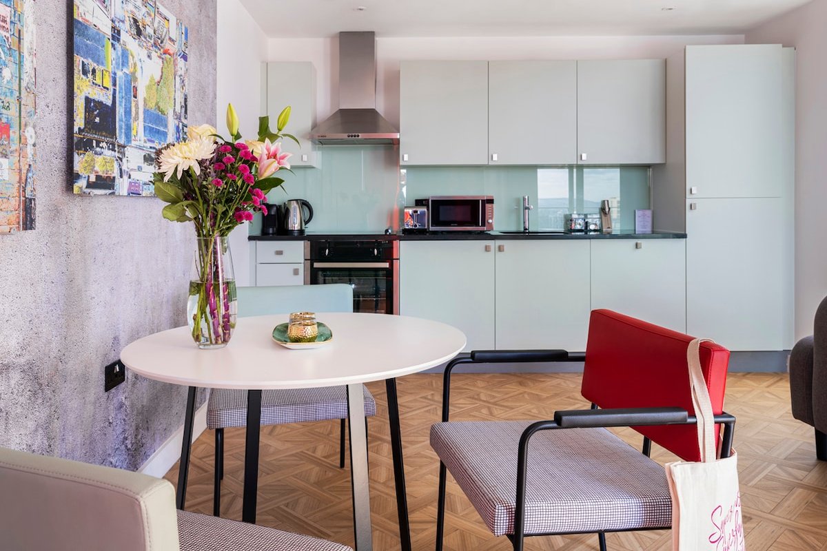 Large 2 Bed with Gym Access & 24/7 Reception gallery image 3