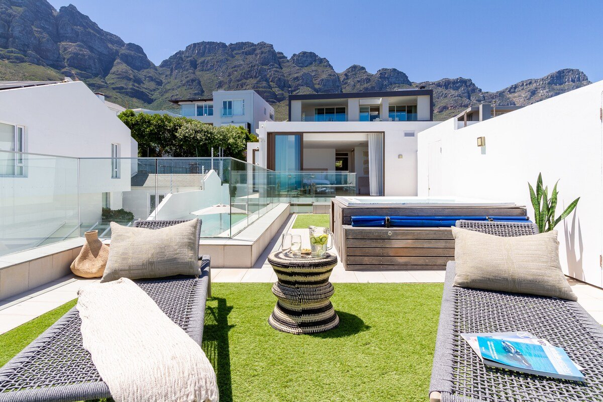 Large Lux Villa, Spectacular Views, Prime location gallery image 3