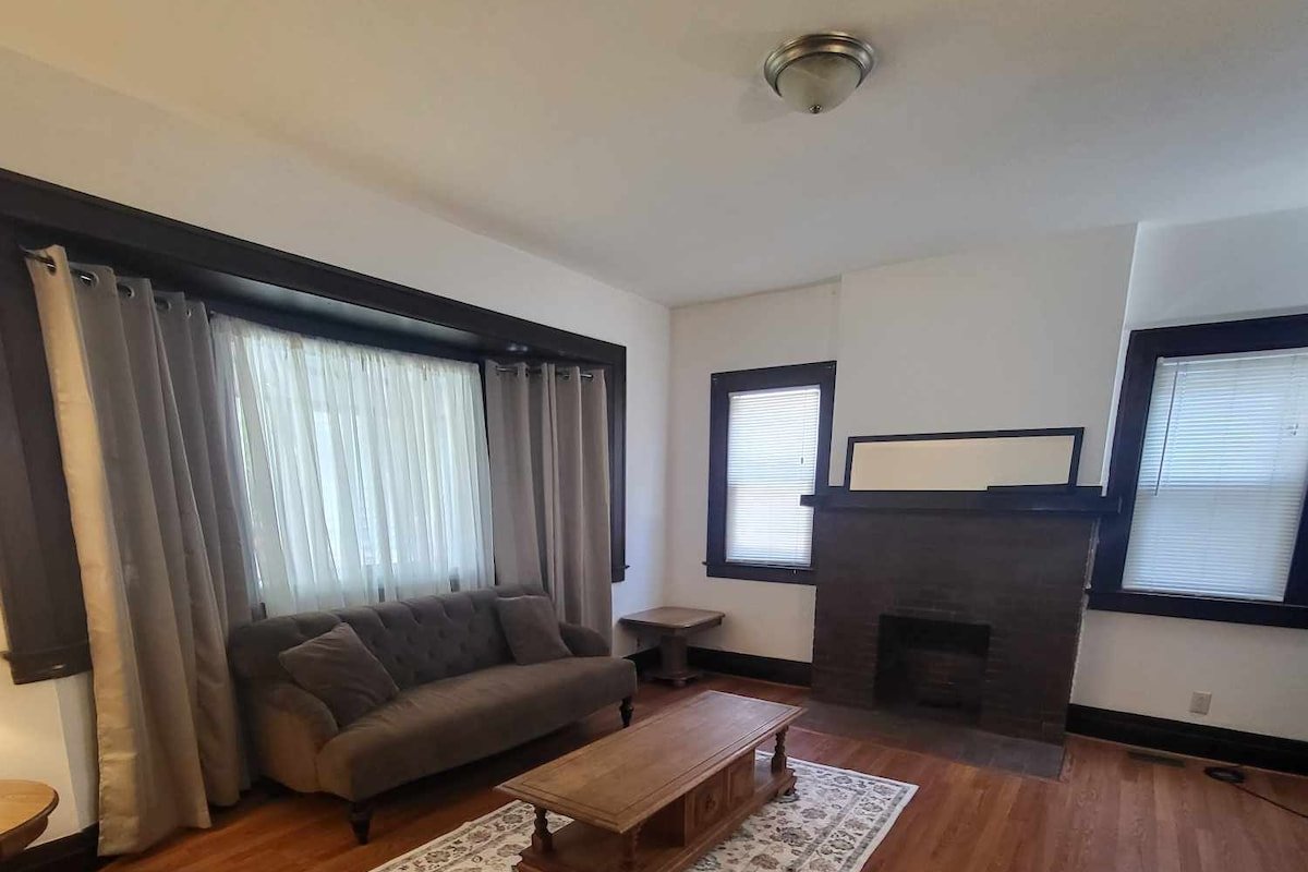 Conveniently located 6 Bedroom Home Next to U of R gallery image 4