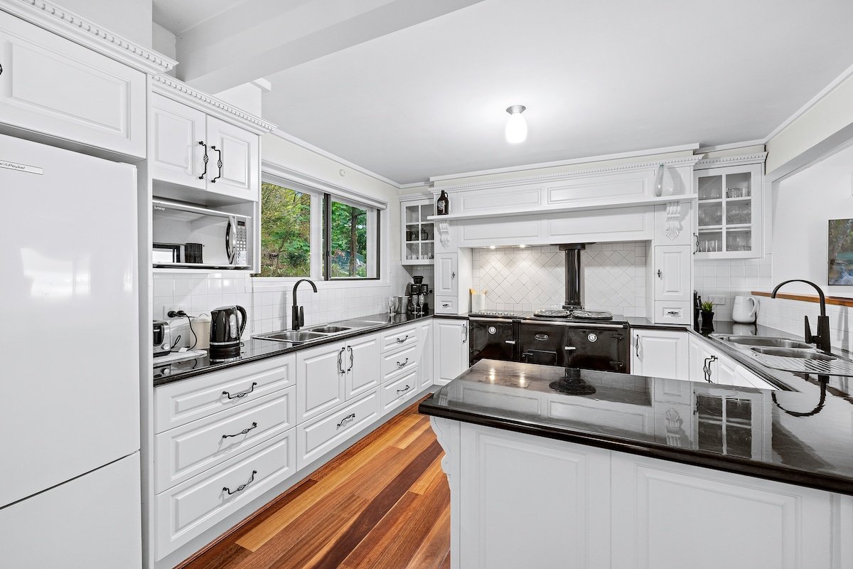 Secluded 6 bedroom home with stunning views. gallery image 3