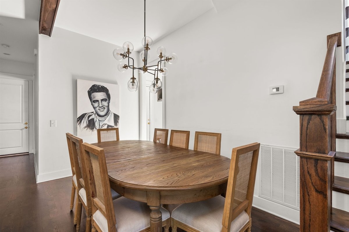 Spacious getaway w/ hot tub & rooftop lounge gallery image 5