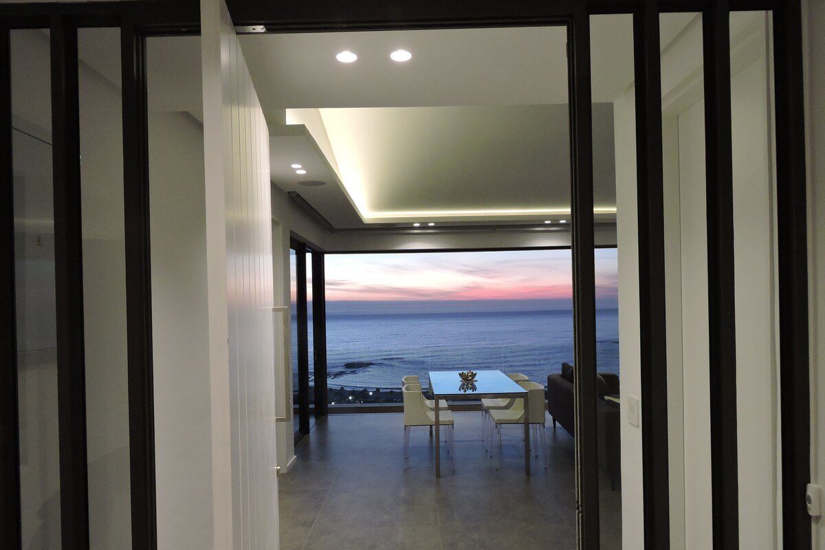 PENTHOUSE IN CAMPS BAY WITH FANTASTIC VIEW gallery image 3