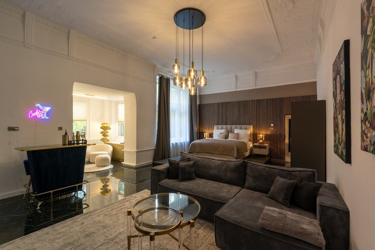 Ku’damm: Stilvoller 160 qm Altbau für 9 Personen gallery image 2