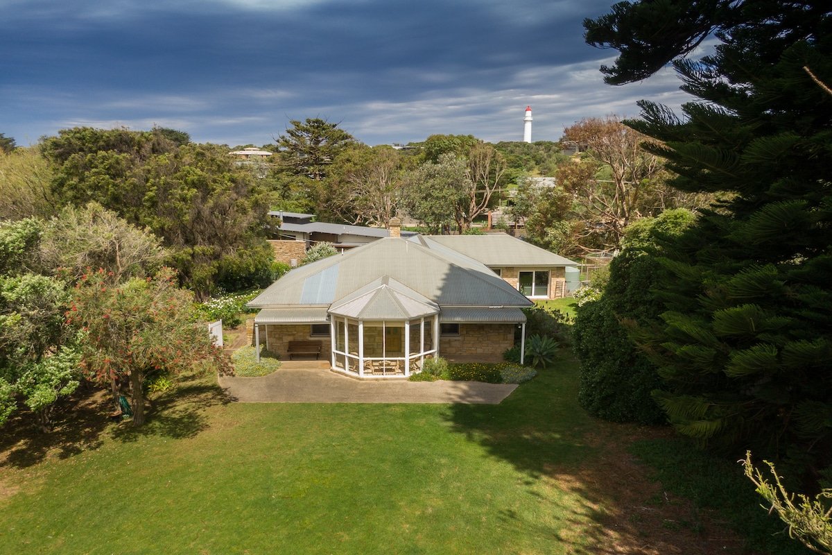 Spacious Beachside Sanctuary, walk 2 beach & shops gallery image 2