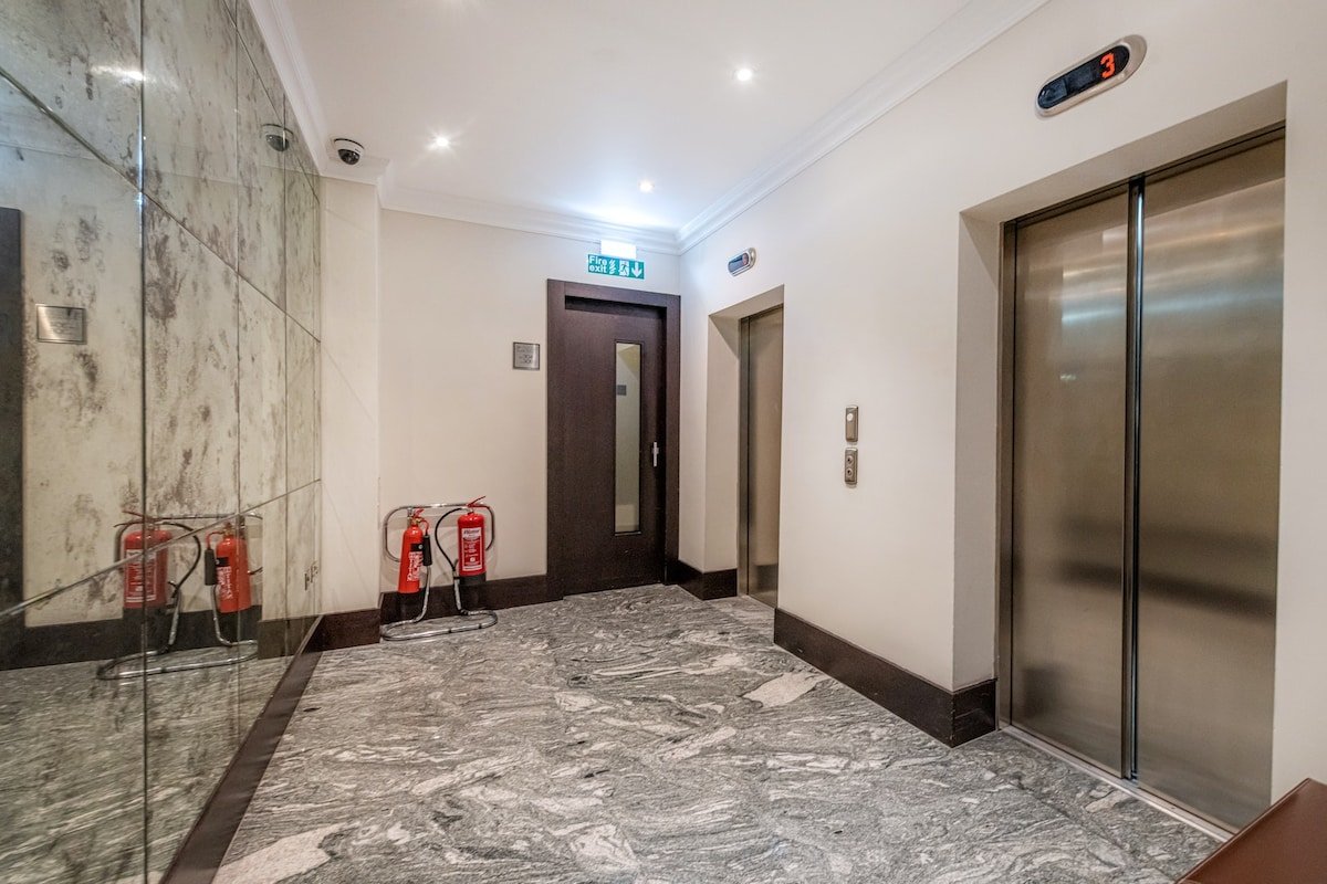 South Kensington – Deluxe 2 Bedroom Apartment gallery image 3