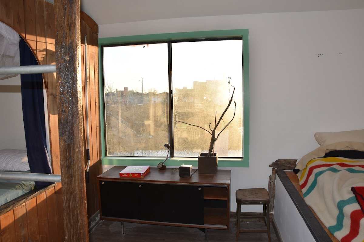 Ziggy Stardust Surf House – A Beautiful Houseboat gallery image 4