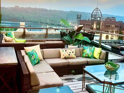 Lumberjack Inn DT-on Main St. with a rooftop deck