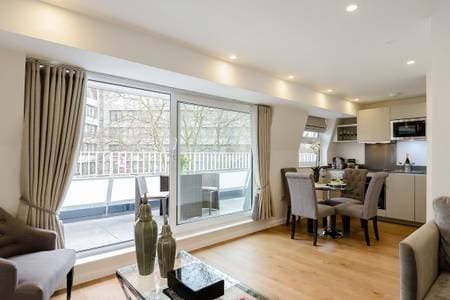 Superb 2bed 2bath Penthouse, Heart of Kensington gallery image 4