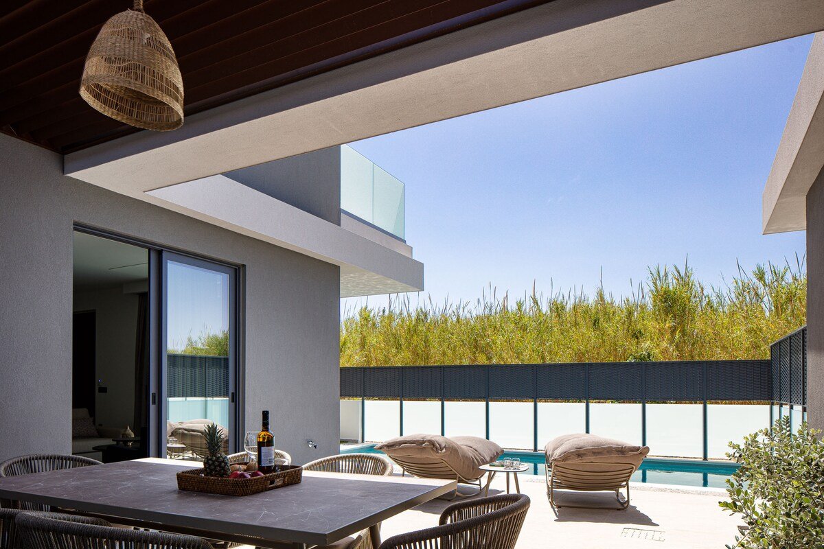 Modern Coastal Villa w/ Daily Housekeeping gallery image 4