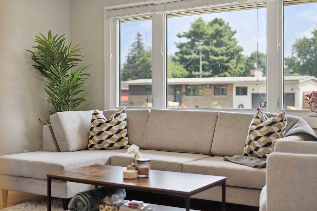 Artistic & Trendy 4 Bedroom Home gallery image 3