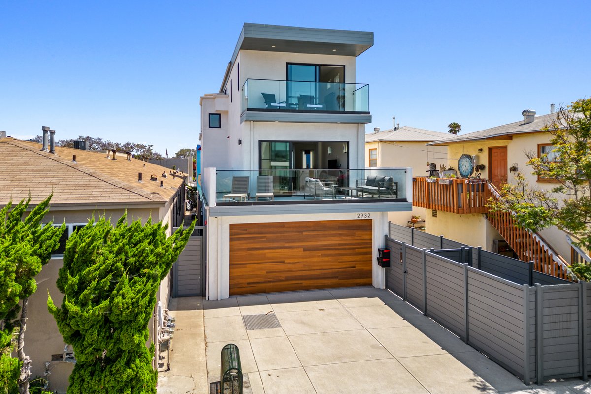 San Diego! Sleeps 12! Walk to Restaurants! 3 decks