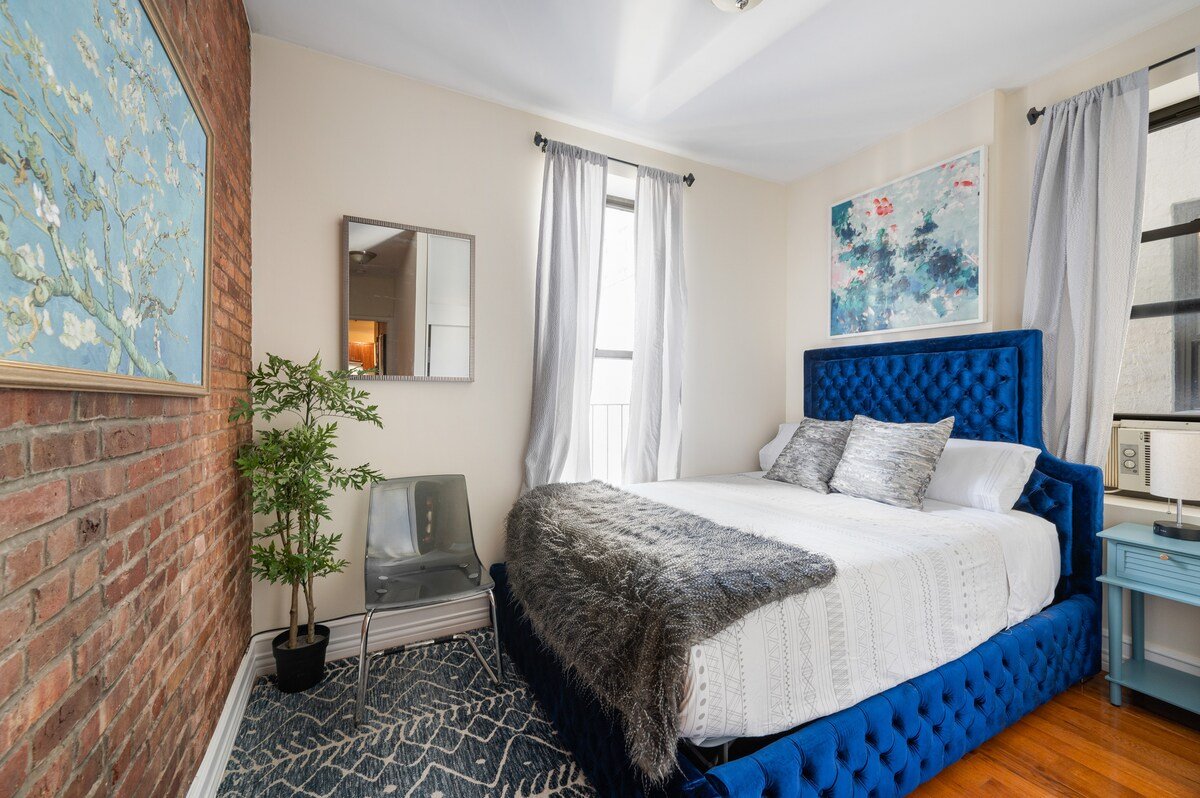 Central Park Charm: Inviting 3 Bedroom Cozy Home gallery image 3