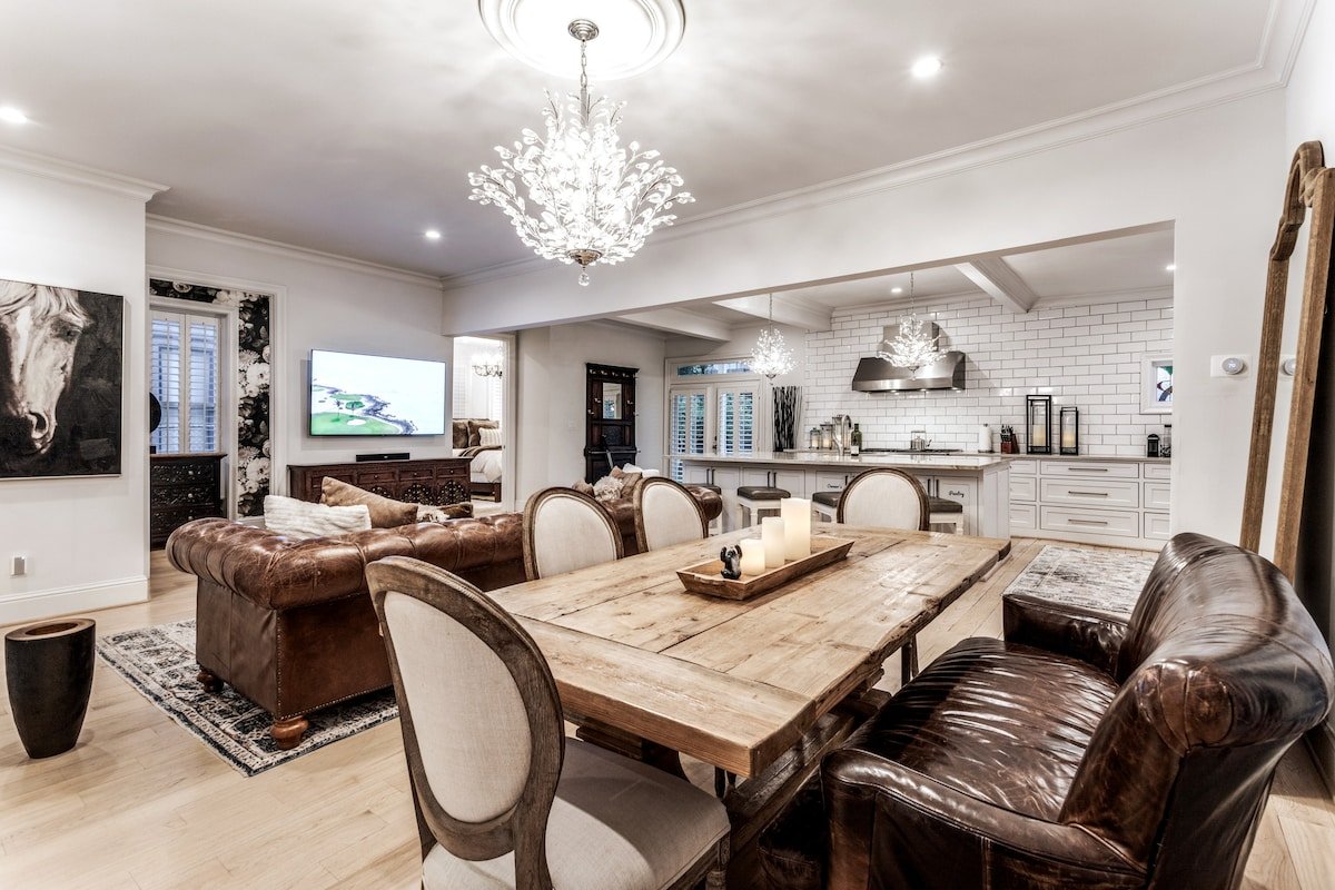 ★ Luxe Thomas Mansion ★ | hot tub, pool, fire pit! gallery image 5