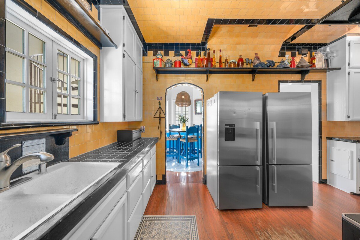 Beachfront, Roof Deck & Well-Stocked w/ Views! gallery image 4