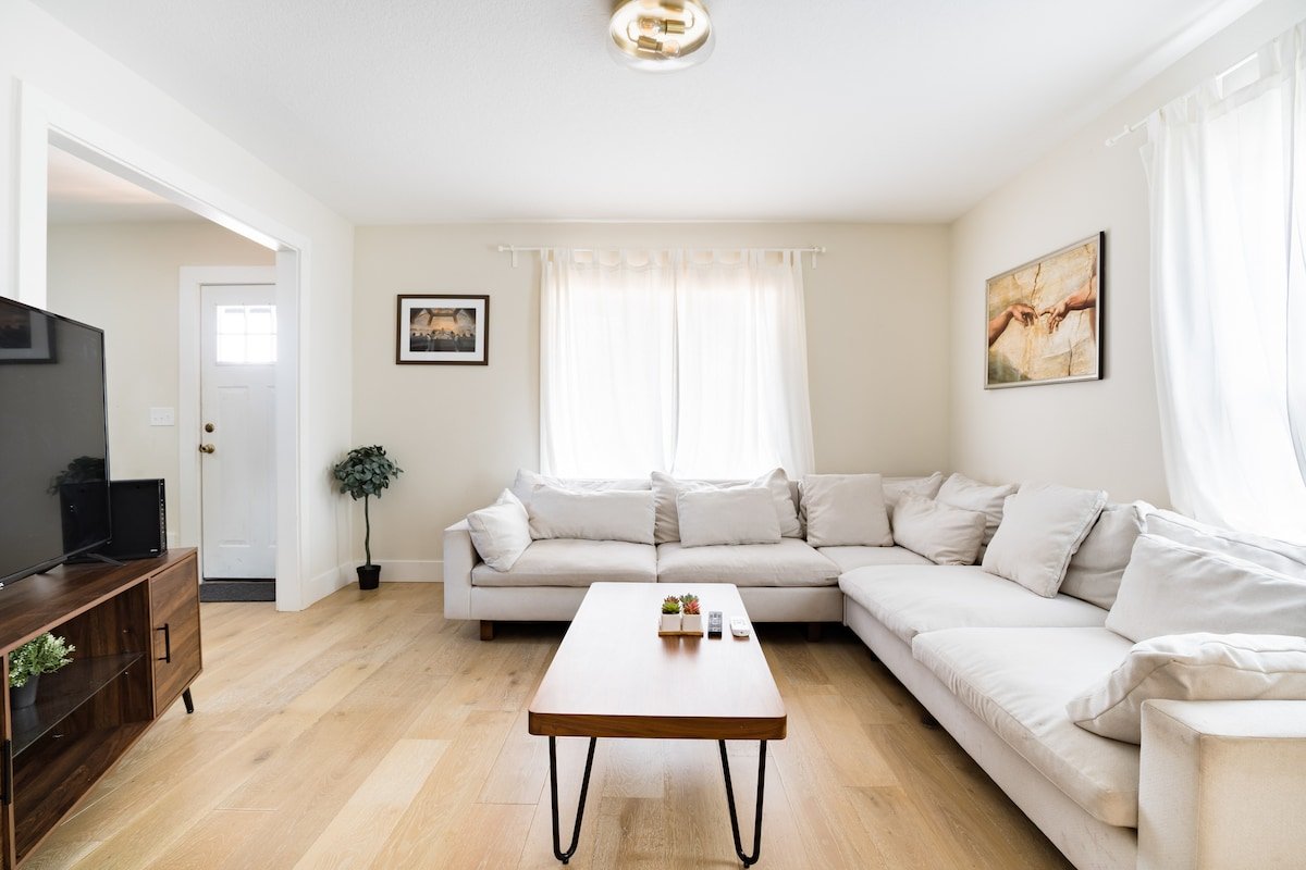 Modern & Spacious 4BR in Central SE PDX! gallery image 3