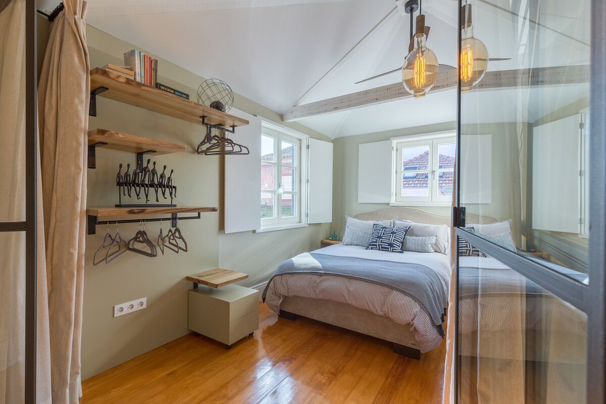 Stylish Downtown Porto Duplex 2br Walk everywhere! gallery image 4