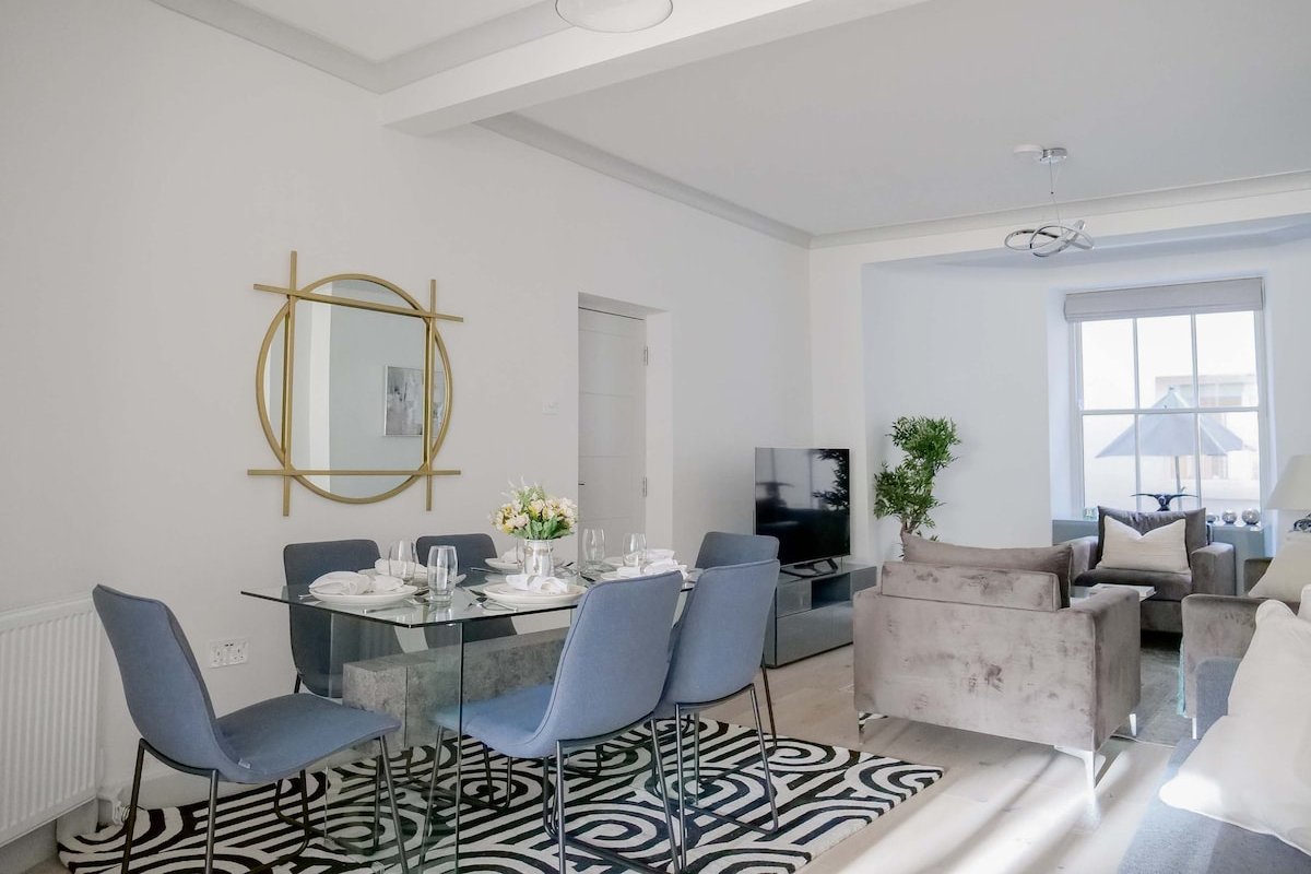 Super Spacious 3 Bedroom and 3 Bathroom Apartment gallery image 3