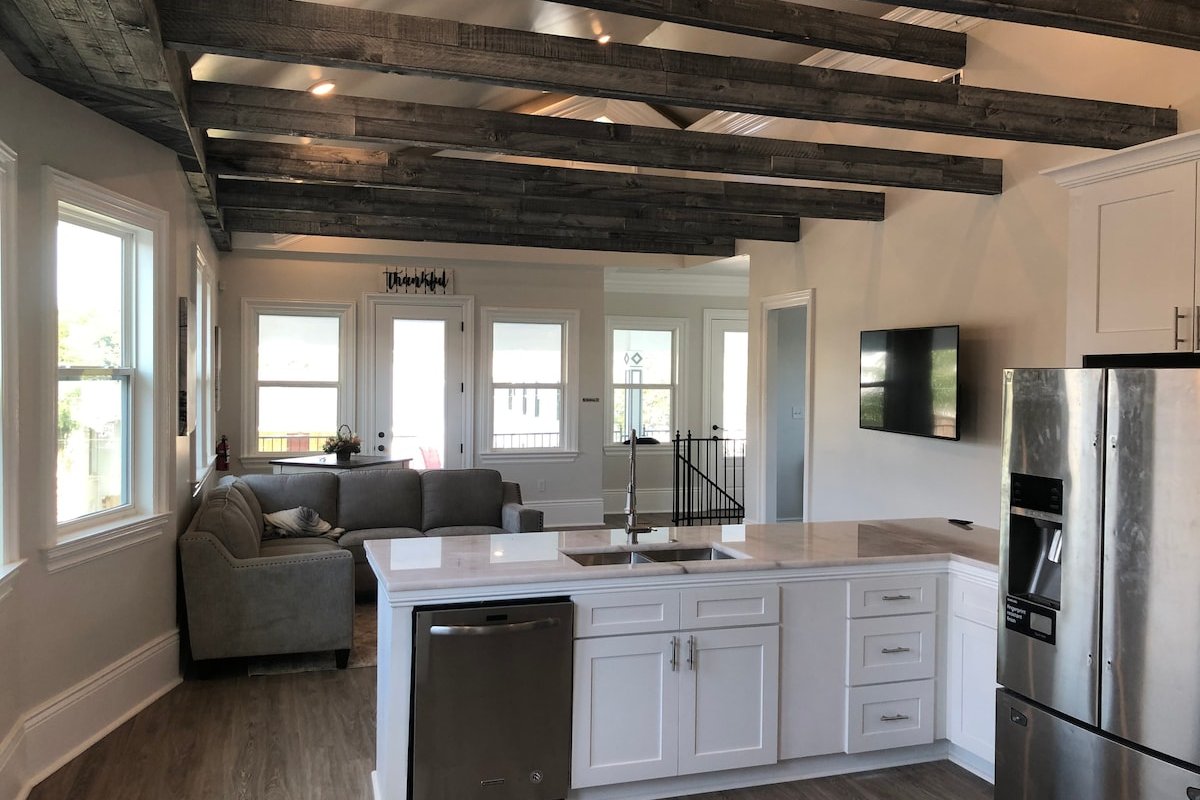 Penthouse Walking Distance to St Charles streetcar gallery image 5