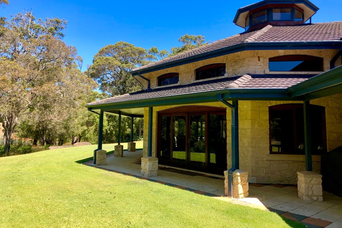 Harmony Forest Lakeside Lodge 5 bedrooms & Spa’s gallery image 2