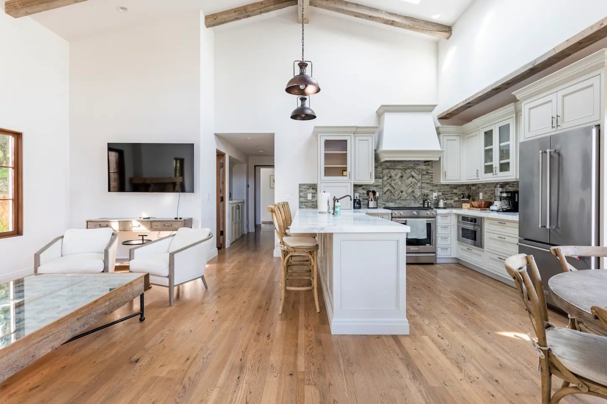 Exquisite luxury executive 3-suite cottage gallery image 4