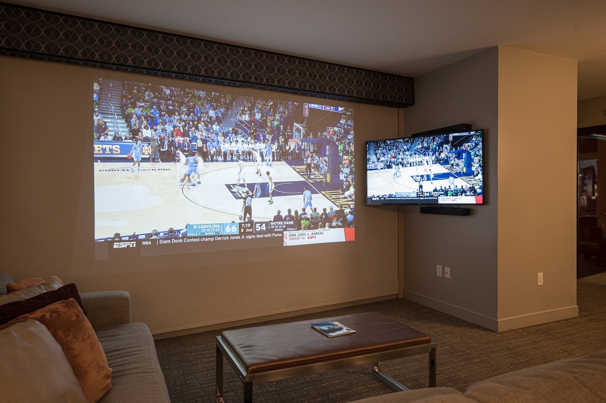 3BR Panoramic View | Jacuzzi | Projection Screen gallery image 3