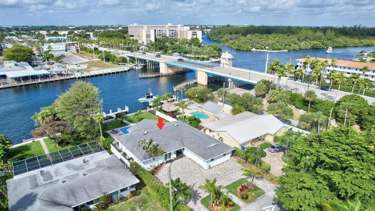 Top 5%| Wtfr view| Walk to Beach|Pool |Dock |Game gallery image 5