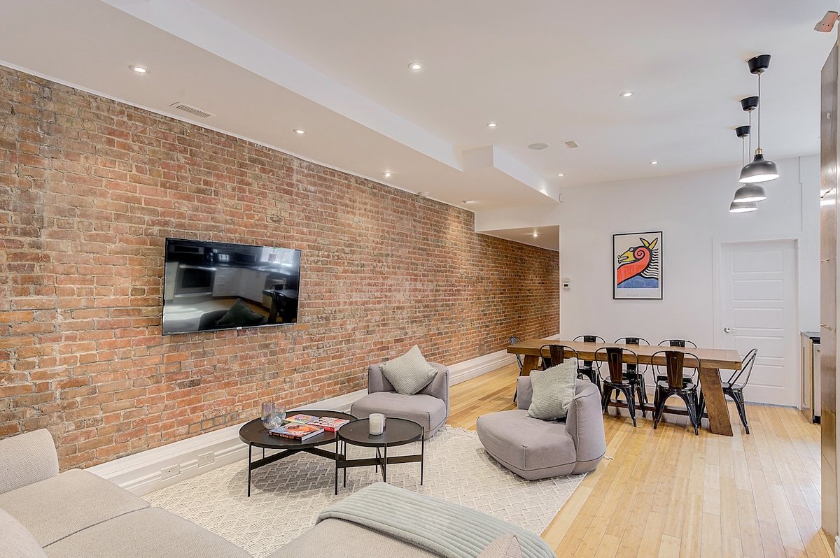 Huge 4 BR Apartment in the heart of Downtown! gallery image 5