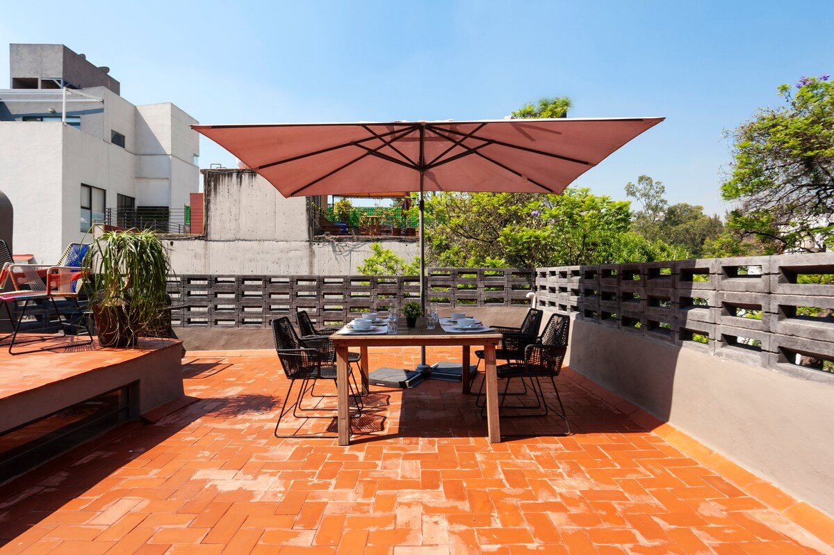 Glamorous restored apt. w/ rooftop in peaceful st. gallery image 5