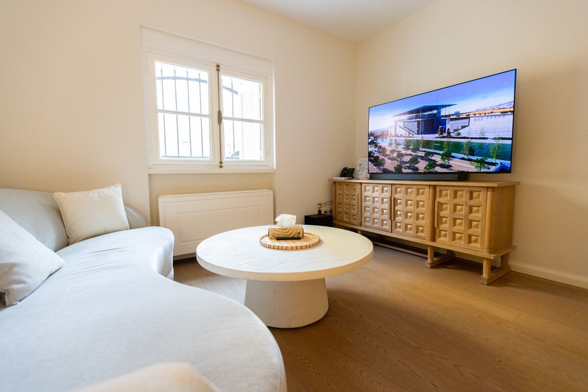 Refined Stay in Athenian Artistic Jewel by etouri gallery image 3